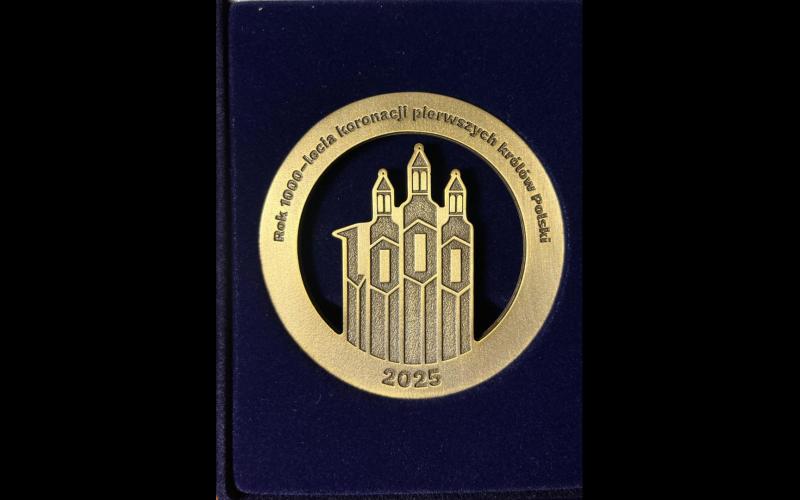 Rok pod znakiem koronacji dwóch królów Polski. Pamiątkowe medale dla pracowników Muzeum i Rezerwatu!