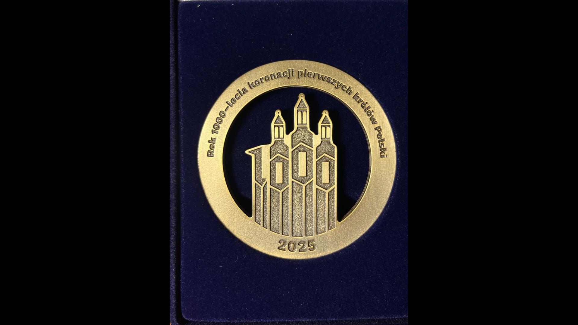 Rok pod znakiem koronacji dwóch królów Polski. Pamiątkowe medale dla pracowników Muzeum i Rezerwatu!