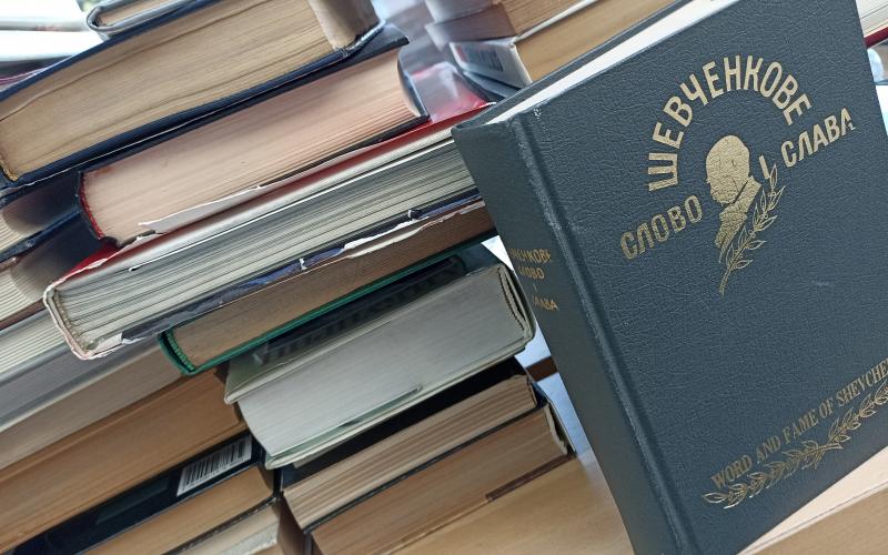 Книги українською та російською мовами забрати в Genius loci!