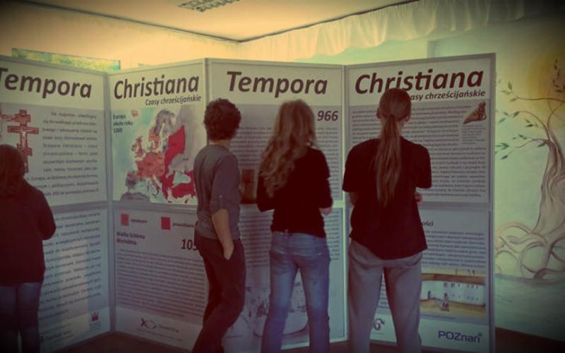 MOŻLIWOŚĆ BEZPŁATNEGO WYPOŻYCZANIA WYSTAW