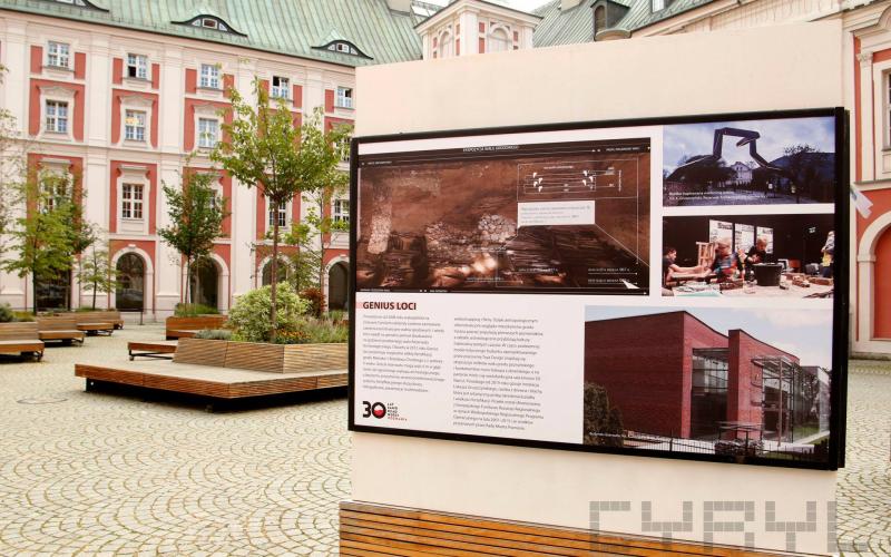 wystawa na dziedzińcu Urzędu Miasta